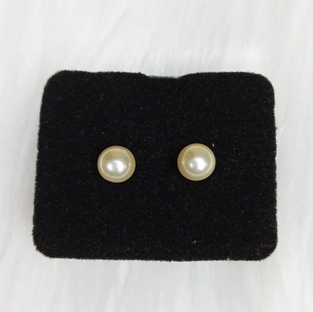 Medium Pearl Stud Earrings